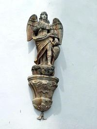 Estatua de San Rafael en la Iglesia de La Paz.jpg