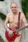 Arión Alonso, cantante nudista