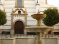 Fuente de la Plaza Mayor en la se muestra la fachada de la Iglesia.JPG