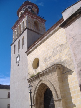 Iglesia de la O. Portada lateral y torre.JPG