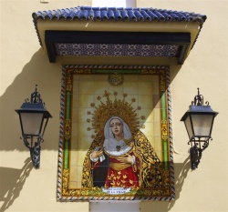 María Santísima de la Piedad en un retablo cerámico ante la iglesia de la Divina Pastora.
