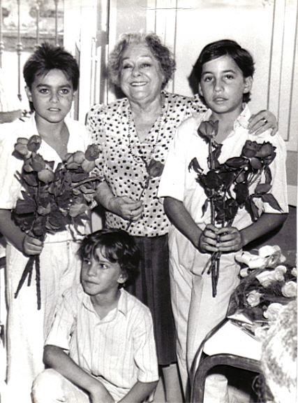 Rafaela Aparicio con Gabriel Torres, Rafa y Elio Perea del Colectivo La Fiambrera.jpg