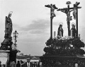 1973-1975 Rafael Sáez Gallegos capataz del Santísimo Cristo del Amor con Dolorsa, San Juan, Dimas y Gestas.jpg