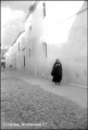 Anciana paseando por una calla de Córdoba (1956).jpg
