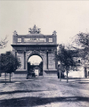 Arco conmemorativo de la visita de Isabel II a Córdoba (1862).png