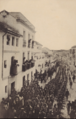Calle de San Fernando (1922). Cadetes de Infantería desfilando.png