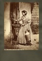 Cordobesa con cesta y jarra metálica (años 1860).JPG