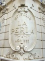 Detalle del edificio La Perla en la calle Gondomar (2007).jpg