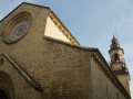 Detalle del rosetón y torre de la Iglesia de la Magdalena.jpg