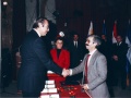 El embajador de Perú recibe la Fiambrera de Plata . (Enero, 1991).jpg