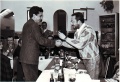 El periodista Jesús Cabrera recibe la Fiambrera de Plata del periodista Rafael Zubieta (9.12.1988).jpg