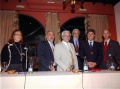 Francisco Pulido, presidente de la Diputación de Córdoba, con algunos directivos del Ateneo tras recibir la Medalla de Oro de la institución. (21.10.2006).jpg