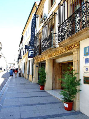 Fachada del Hotel El Conquistador en la calle Magistral González Francés