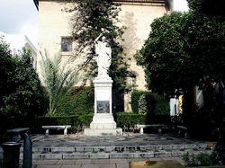 Monumento a Osio en la plaza de Capuchinas (2007).jpg
