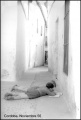 Niños tumbados y leyendo en una calle de Córdoba (1956).JPG