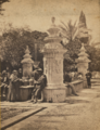 Paisanos en el patio de los Naranjos (1870).png
