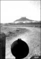 Vista lejana de Almodóvar del Río desde la carretera de Córdoba (1943).jpg