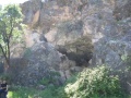 Vista exterior de la entrada a la cueva.jpg