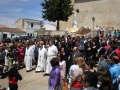 Palio y mujeres de mantilla en la procesión del Día del Señor.JPG