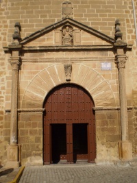 Portada de la Iglesia de S. Pedro y S. Pablo de Ibros.jpg