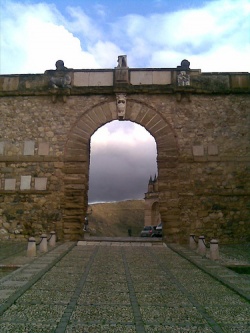 Arco de los Gigantes - Antequera.jpg