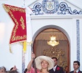 Mayordoma con bandera (El Madroño).jpg