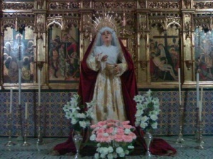 Nuestra Señora de la Soledad en el Altar Mayor de la Iglesia durante los cultos de Cuaresma, al fondo el retablo.